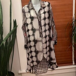 Chic Black and White Patterned Tunic